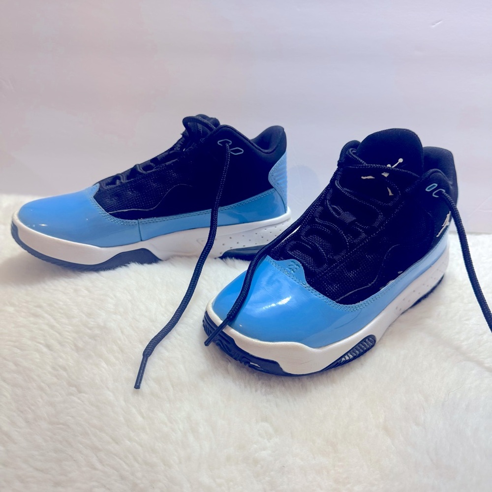 Jordan’s Max Aura 2 (GS) Kids 3.5Y. Blue, black and white. Gently used.